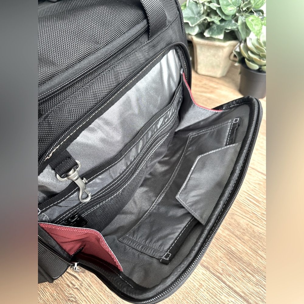 Victorinox Swiss Army Black Travel Duffle Bag - Unisex, Weekender Bag - Picture 11 of 16